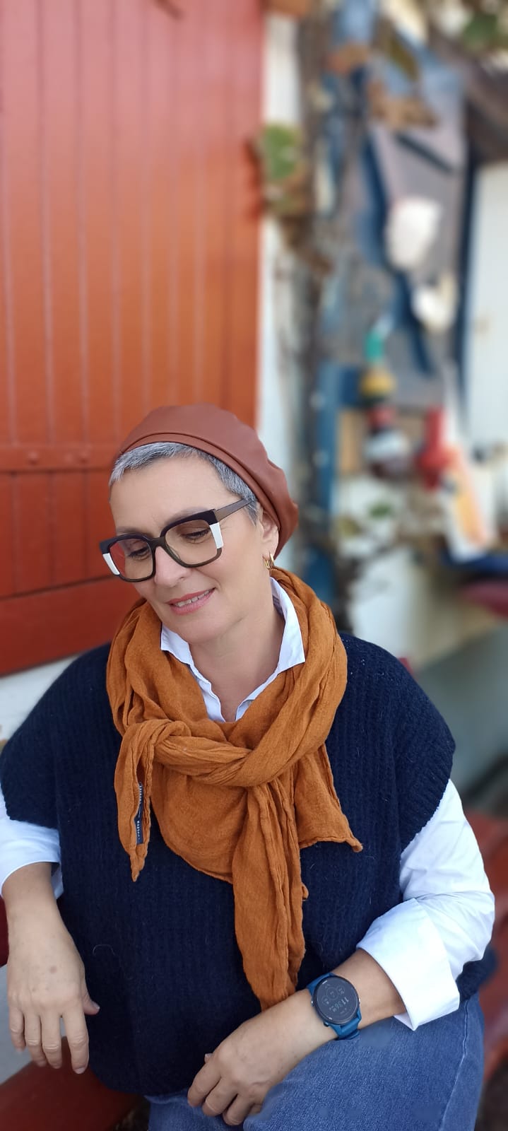 Portrait de psychopraticienne et hypnothérapeute à Saint-Jean-de-Luz, en posture calme et authentique, reflétant une approche humaine et douce de l’accompagnement thérapeutique.